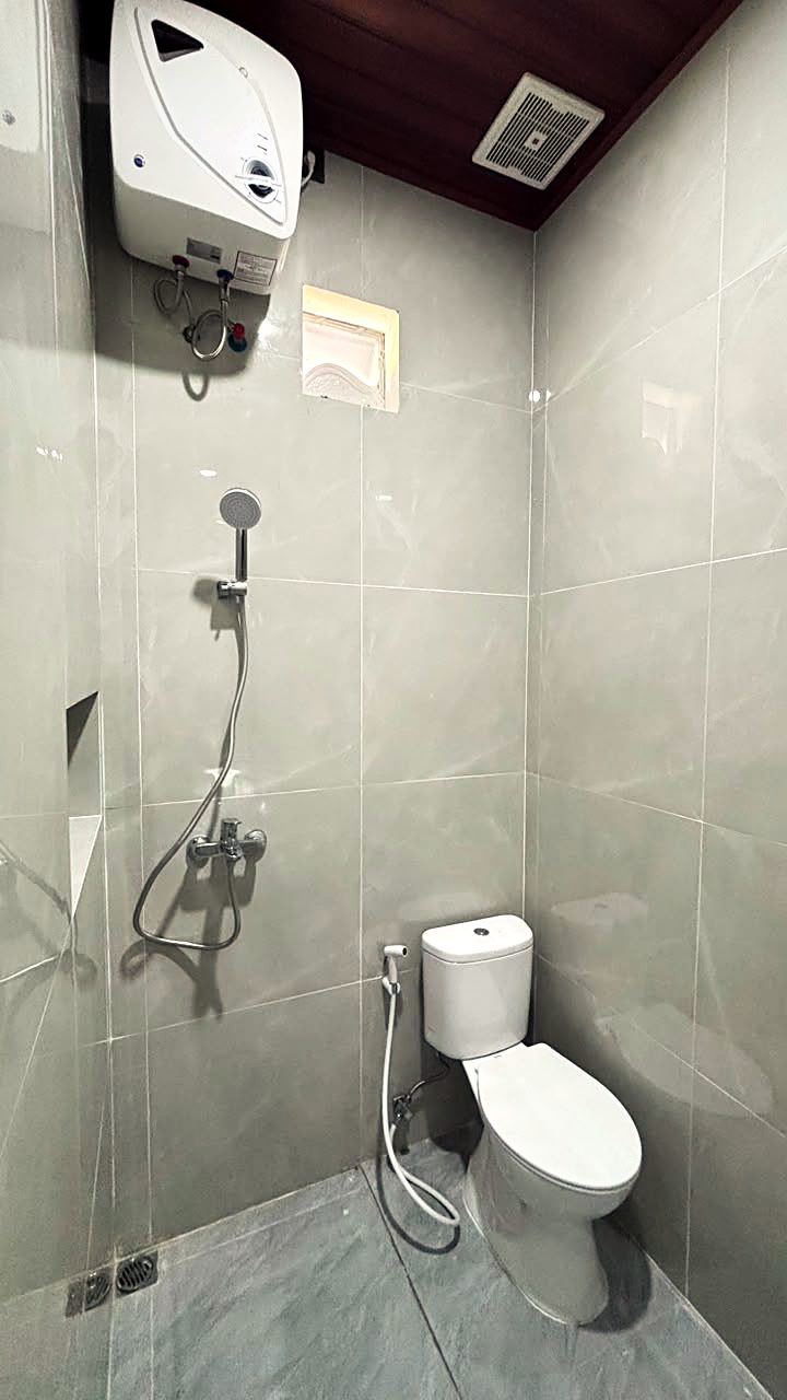 Kamar mandi dalam dengan water heater, shower, dan toilet duduk Yka Residence Jimbaran (foto asli)