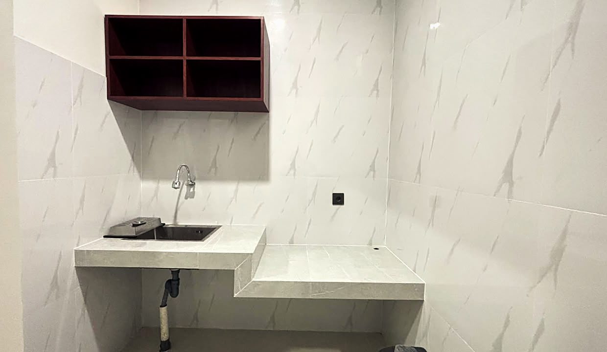 Dapur bersih (pantry) di dalam kamar Yka Residence Jimbaran (foto asli)